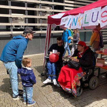 Beim Aktionstag für die Rechte von Menschen mit Behinderung am 5. Mai 2024 auf dem Unteren Markt in Würzburg.