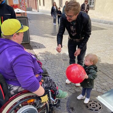 Beim Aktionstag für die Rechte von Menschen mit Behinderung am 5. Mai 2024 auf dem Unteren Markt in Würzburg.