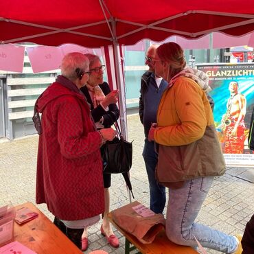 Beim Aktionstag für die Rechte von Menschen mit Behinderung am 5. Mai 2024 auf dem Unteren Markt in Würzburg.